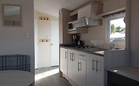 LUXE CHALET MIDDEN IN DE DUINEN, 1 km van STRAND.